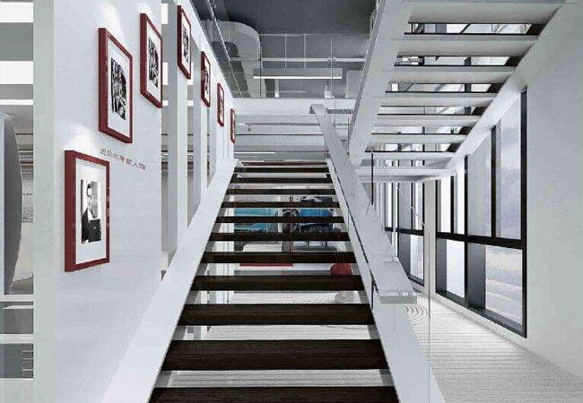 进入办公室的正对面不应是楼梯,可把楼梯设计成弧形或隐藏起来,解决